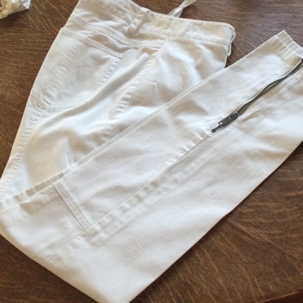 DKNY white high waist straight-leg slacks with zipper at ankles.